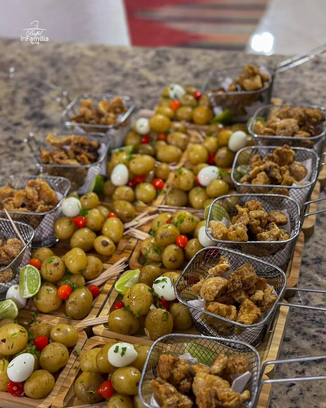 Mesa de petiscos preparada pelo Buffet InFamília