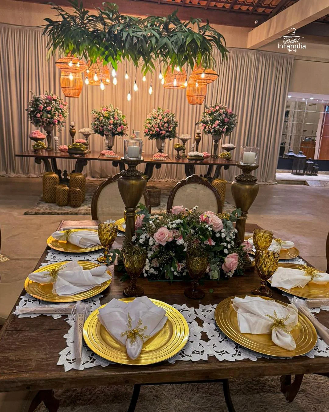 Mesa preparada para evento do Buffet InFamília